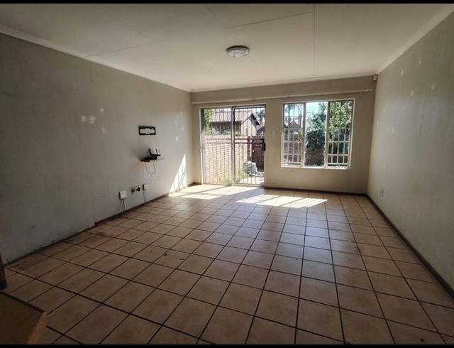 2 BEDROOM PROPERTY TO RENT IN ROOIHUISKRAAL NORTH